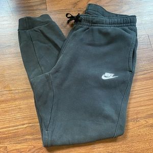 Size medium Nike sweatpants with back pocket